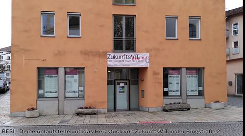 ein Gebäude mit einem Schild an der Fassade