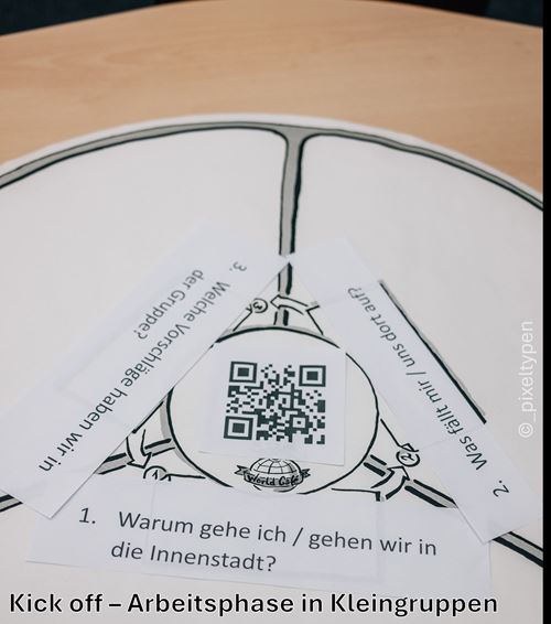 ein Stück Papier mit einem qr-Code oben drauf