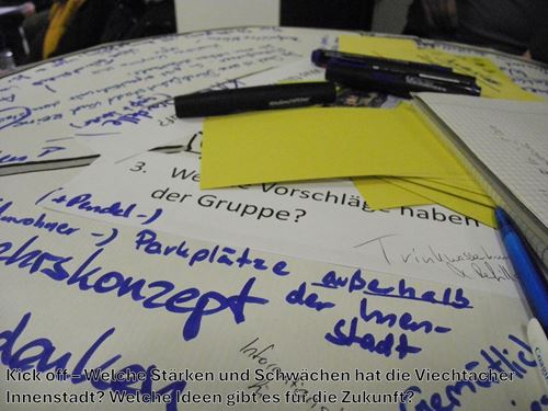 einen Tisch mit Papieren und Stiften
