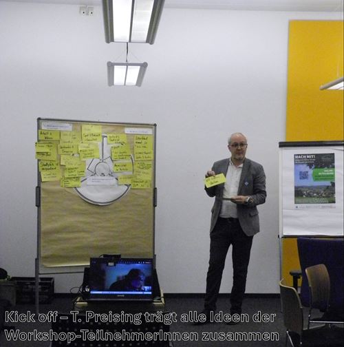 eine Person, die vor einer Tafel mit Post-it-Zetteln steht