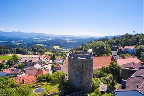eine Landschaft mit einem Turm und Gebäuden