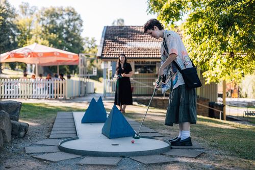 eine Person, die Minigolf spielt