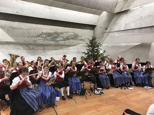 eine Gruppe von Menschen, die Instrumente spielen