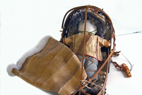 Eine Puppe in einem Boot aus Fischleder