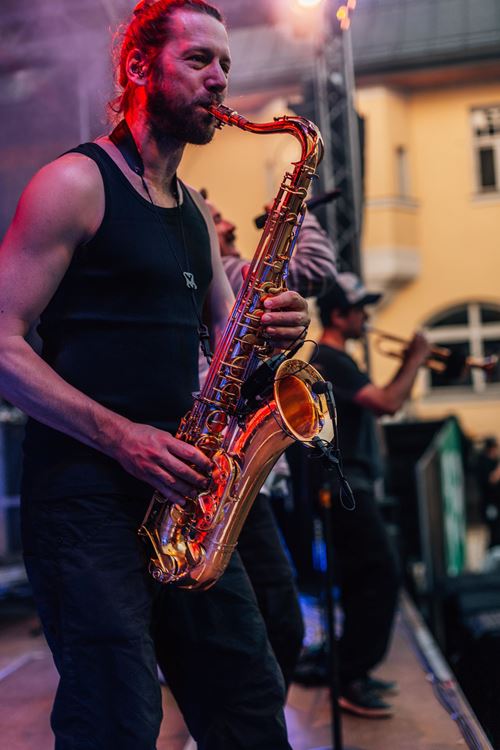 eine Person, die ein Saxophon spielt